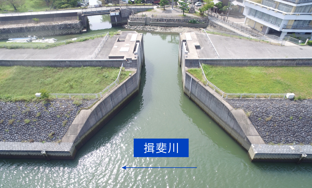 ② 河川構造物（水門）全景